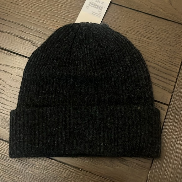 Vuori Douglas beanie NWT - Picture 2 of 3